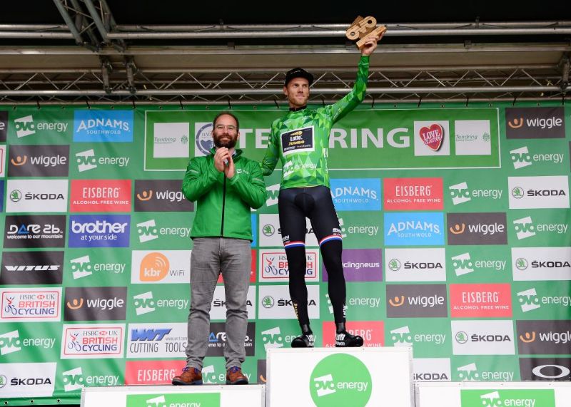 Lars Boom receives the Green Jersey from MD of OVO Energy Chris Houghton