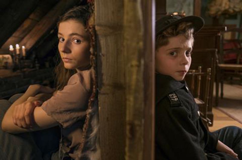 Thomasin McKenzie (left) as Elsa and Roman Griffin Davis as Jojo. Picture: 20th Century Fox