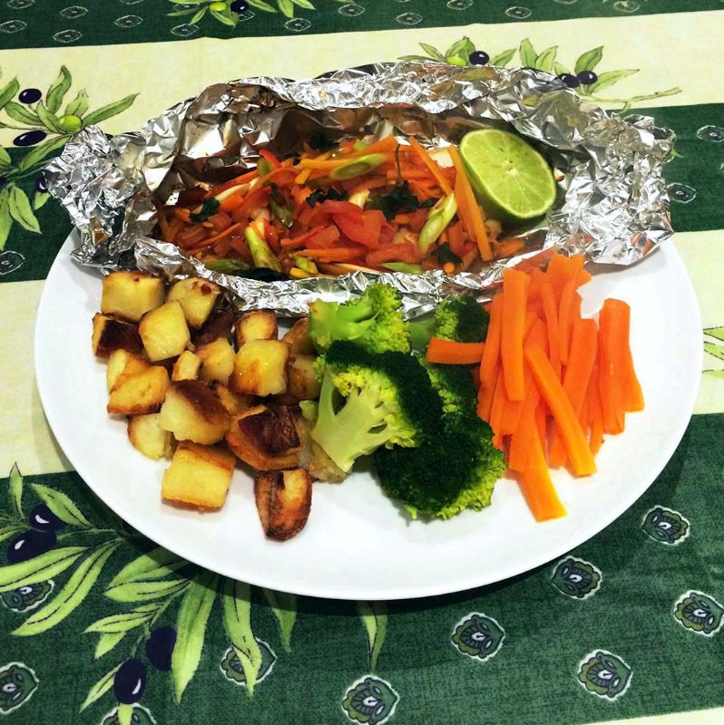 Oven-baked fish with tomatoes, carrots and lime