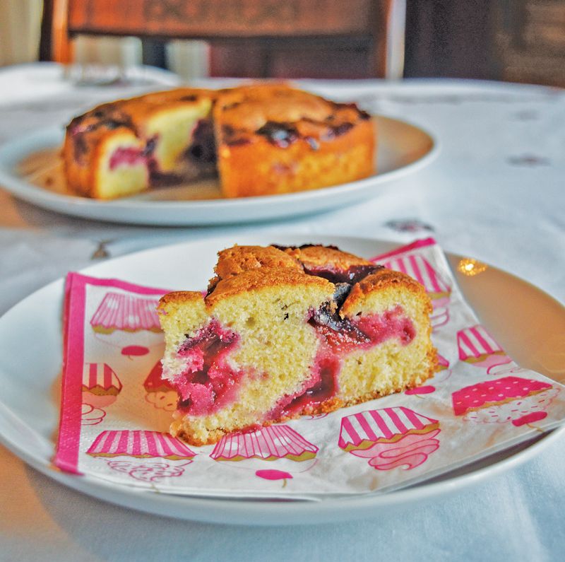 Cinnamon plum cake